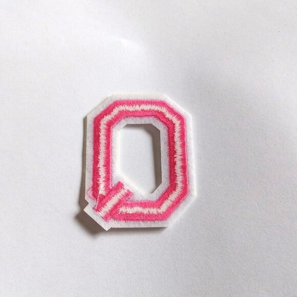 🎯 10 for $12 / Pink & White Letter Q Iron-On Patch - Picture 5 of 5